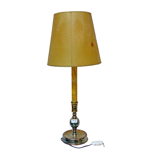 Sub.:8 - Lote: 3188 -  L�mpara de sobremesa en lat�n. Con pantalla.