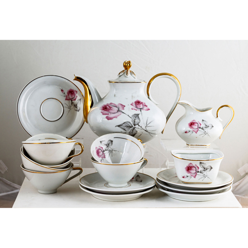 Sub.:8 - Lote: 3444 -  Juego de caf� en porcelana con motivos florales