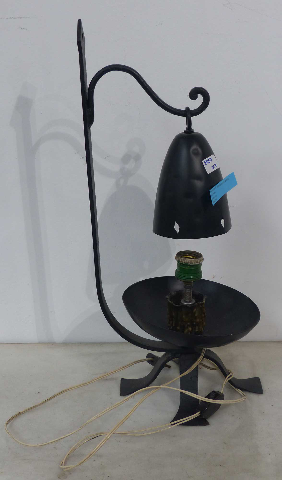 Sub.:8 - Lote: 3409 -  L�mpara de sobremesa en metal pavonado con pantalla pinjante. Desperfectos.