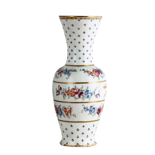 Sub.:8 - Lote: 3422 -  Jarr�n en porcelana con decoraci�n de motivos florales. Piquetes en la base.