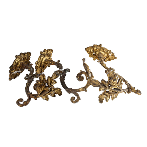 Sub.:8 - Lote: 3199 -  Lote formado por tres alzapa�os en bronce dorado. Uno con falta.