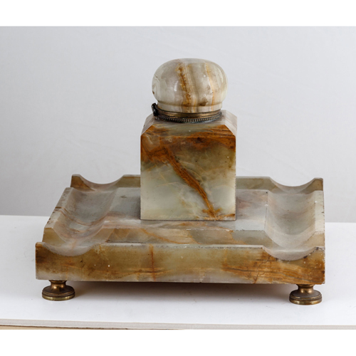 Sub.:8 - Lote: 3323 -  Tintero en �nix. Tapa suelta.