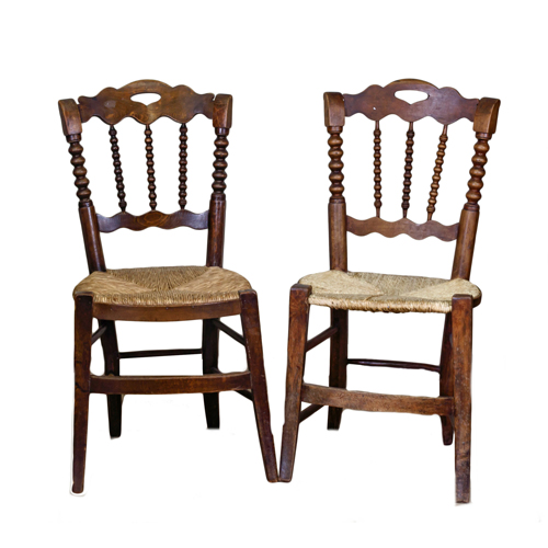 Sub.:8 - Lote: 1359 -  Conjunto de cuatro sillas r�sticas en madera torneada con asiento de enea. 