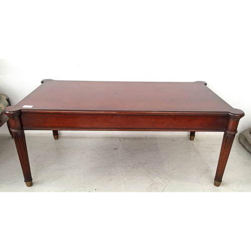 Sub.:8 - Lote: 3262 -  Mesa baja de centro en madera patinada. De patas acanaladas con remates de lat�n.