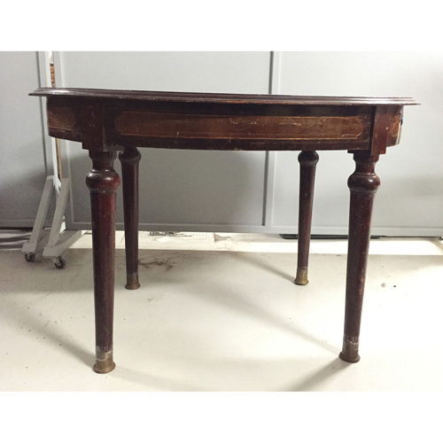 Sub.:8 - Lote: 3194 -  Mesa de comedor redonda en madera patinada. Con sabot en bronce. Desperfectos.