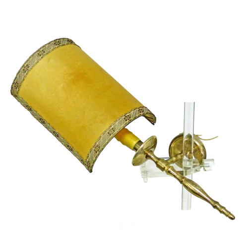 Sub.:8 - Lote: 3205 -  Aplique de pared en bronce. Con pantalla.