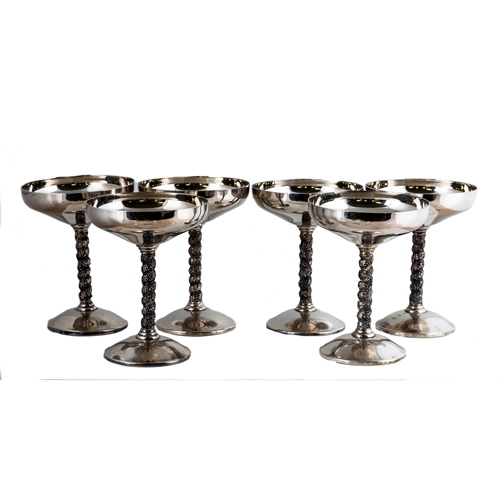 Sub.:8 - Lote: 3211 -  Lote formado por seis copas plateados con decoraci�n en el v�stago.
