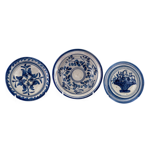 Sub.:8 - Lote: 3453 -  Lote de tres platitos en cer�mica vidriada de Cari�ena. 