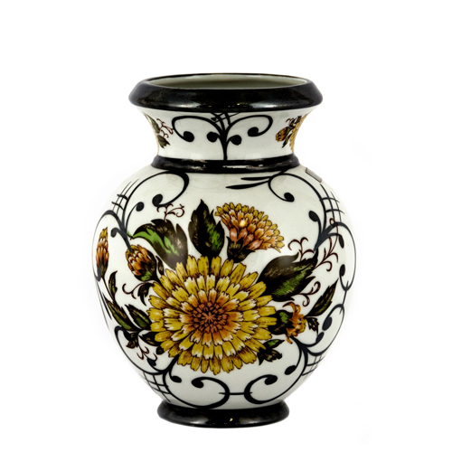 Sub.:8 - Lote: 3327 -  Jarr�n en porcelana de Bohemia con decoraci�n de crisantemo sobre fondo blanco.