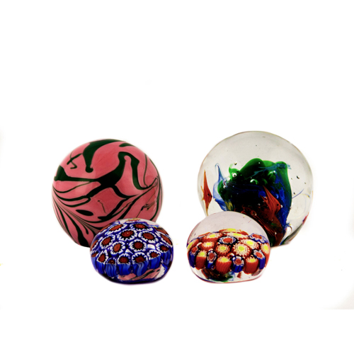 Sub.:8 - Lote: 3181 -  Cuatro pisapapeles de cristal.