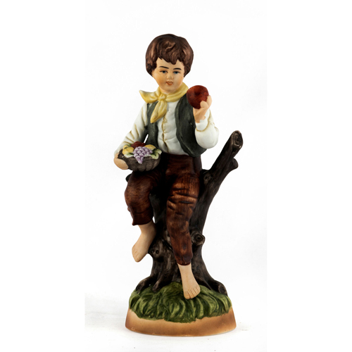 Sub.:8 - Lote: 3280 -  Figuras en biscuit de ni�o con frutas.