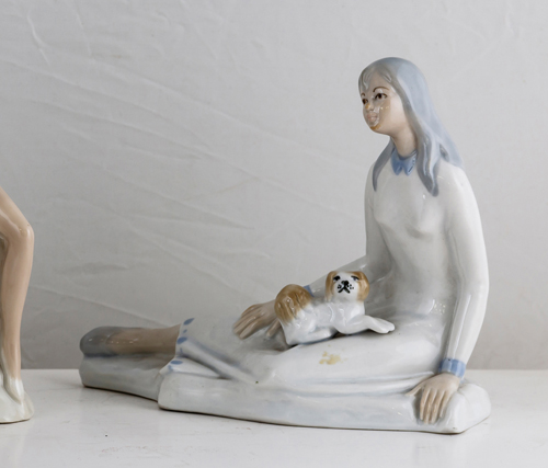 Sub.:8 - Lote: 3442 -  Figura de porcelana segoviana de dama sentada con perro.
