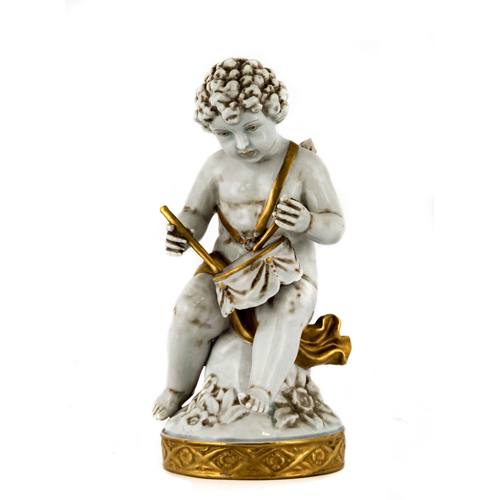 Sub.:8 - Lote: 3450 -  Angelote con tambor en cer�mica con marcas en la base SM. Rotura en ala.