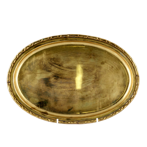 Sub.:8 - Lote: 3244 -  Bandeja de metal ligeramente dorado de forma ovalada.