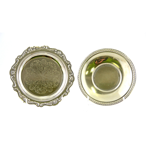 Sub.:8 - Lote: 3445 -  Pareja de platitos. Uno de ellos en alpaca y el otro con decoraci�n floral en metal plateado.