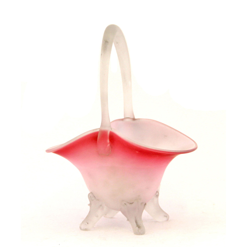 Sub.:8 - Lote: 3173 -  Cestita en vidrio opaco rosa con asa central.