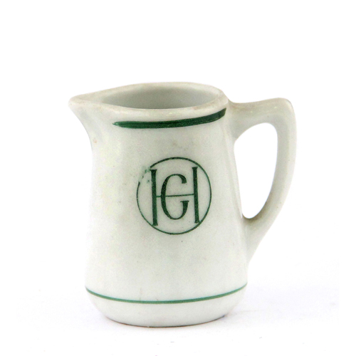Sub.:8 - Lote: 3423 -  Peque�a jarrita en porcelana blanca de Santa Clara con iniciales HG en color verde.
