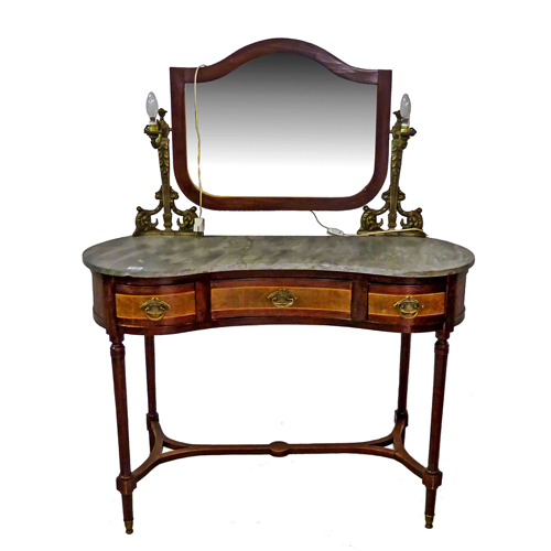 Sub.:8 - Lote: 1356 -  Tocador en madera patinada y tapa de m�rmol. Con apliques de luz.