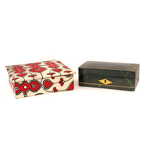 Sub.:8 - Lote: 3331 -  Lote de dos cajas. Un forrada en simil piel.