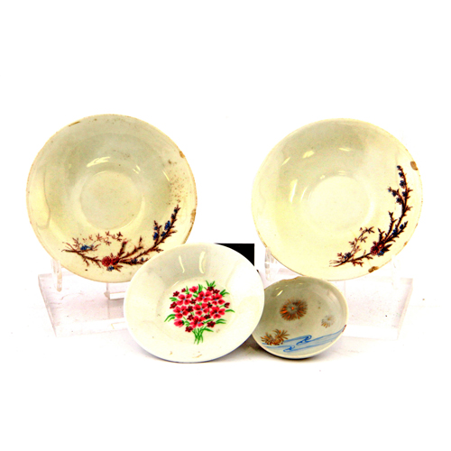 Sub.:8 - Lote: 3201 -  Lote de cuatro platitos de loza blanca con diferentes tama�os y decoraciones de corte vegetal.