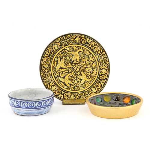 Sub.:8 - Lote: 3461 -  Dos cuencos de cer�mica, en blanco y azul y con vidrios de colores imitando gema y un platillo de hierro damasquinado con cuatro faisanes.