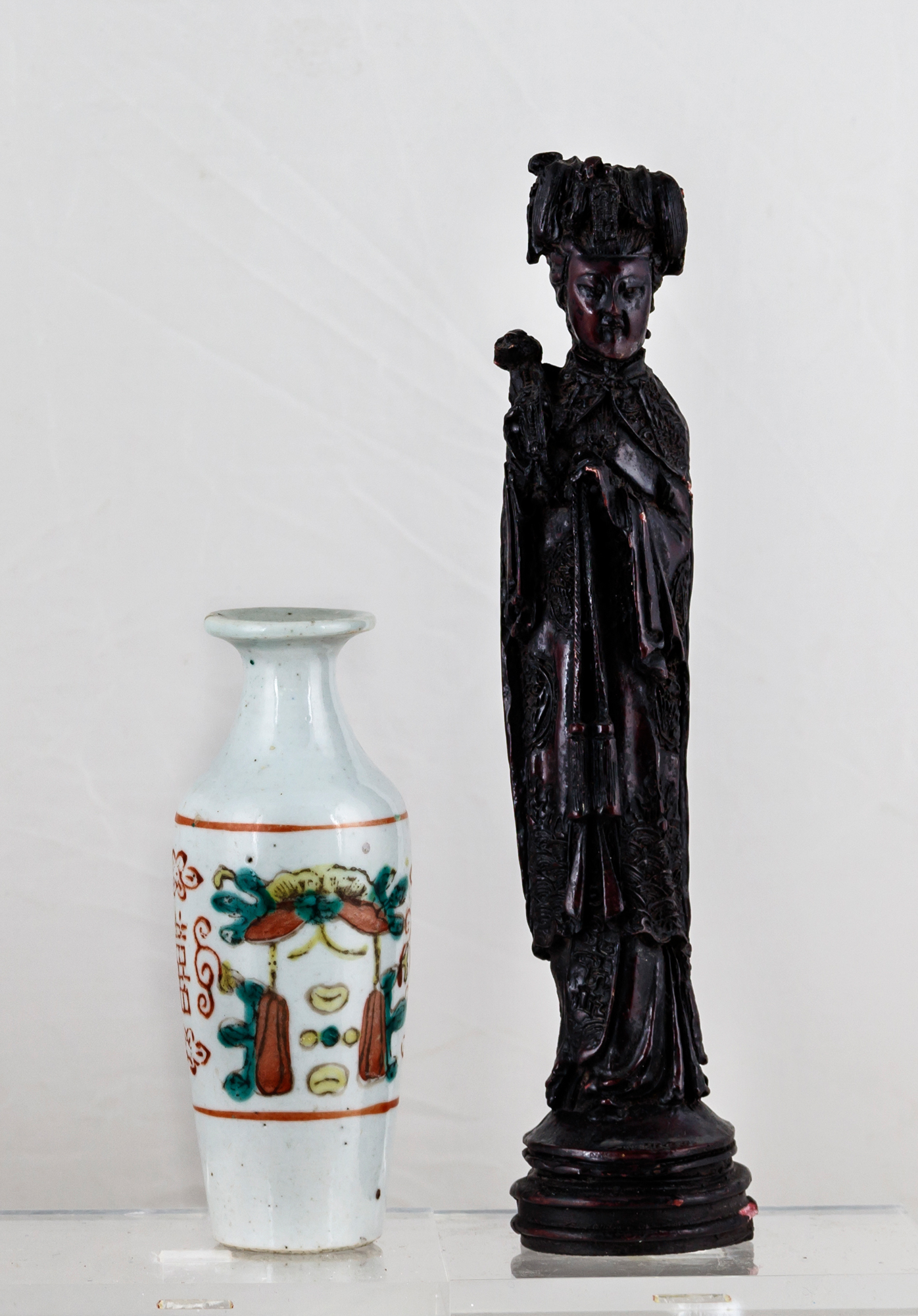 Sub.:8 - Lote: 3463 -  Figura china en resina y tibor en porcelana china peque�o