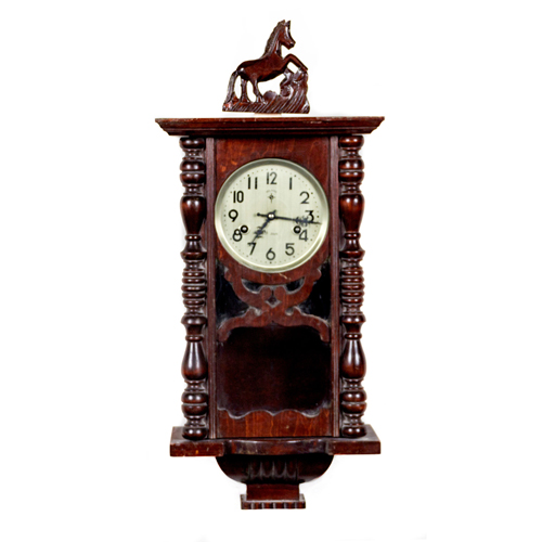 Sub.:8 - Lote: 1371 -  Reloj de pared media caja en madera patinada con esfera met�lica. 