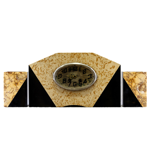 Sub.:8 - Lote: 1395 -  Reloj Art Dec� con guarnici�n de jarrones en m�rmoles contrastados, ca. 1930. Esfera oval con n�meros naturales. 