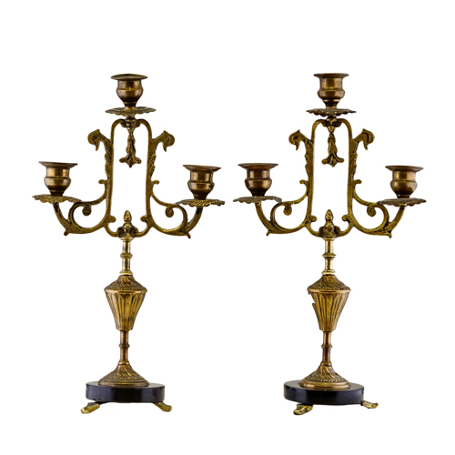 Sub.:8 - Lote: 1423 -  Pareja de candelabros en bronce dorado de tres luces. Base en m�rmol negro.