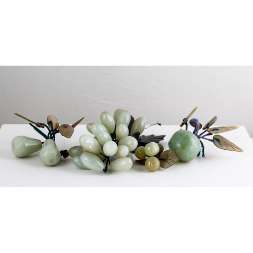 Sub.:8 - Lote: 3171 -  Lote de seis piezas de fruta en piedras duras.