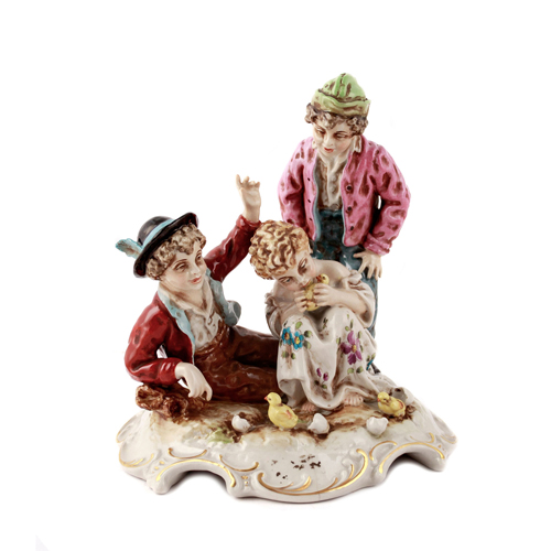 Sub.:8 - Lote: 3172 -  Grupo de tres ni�os en porcelana esmaltada.