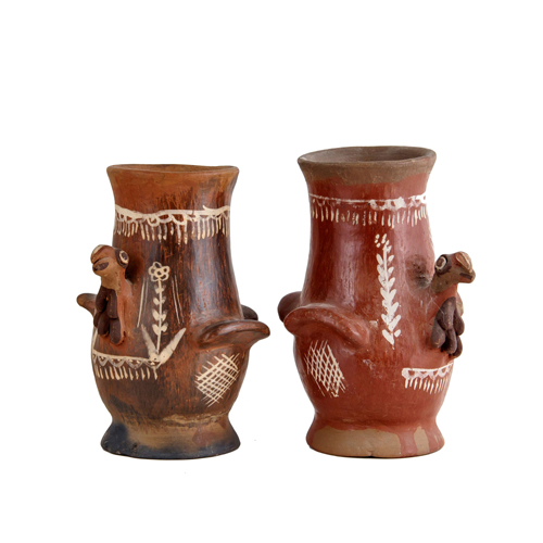Sub.:8 - Lote: 3301 -  Pareja de vasos con cabezas de pavo. Decorados y policromados. Cer�mica. M�xico.