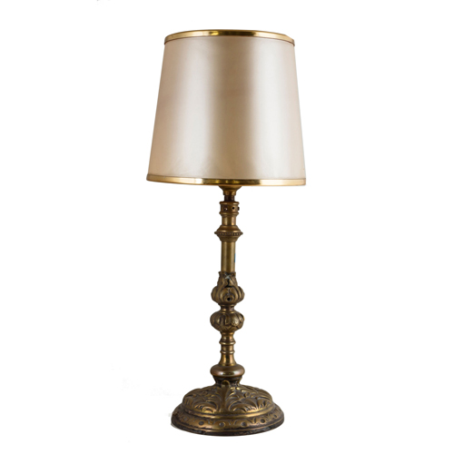 Sub.:8 - Lote: 3436 -  L�mpara de mesa en bronce con base circular y fuste torneado.