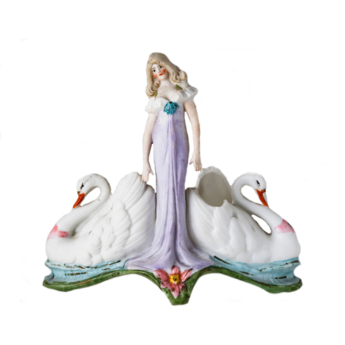 Sub.:8 - Lote: 3270 -  Centro en biscuit coloreado de ni�a con cisnes