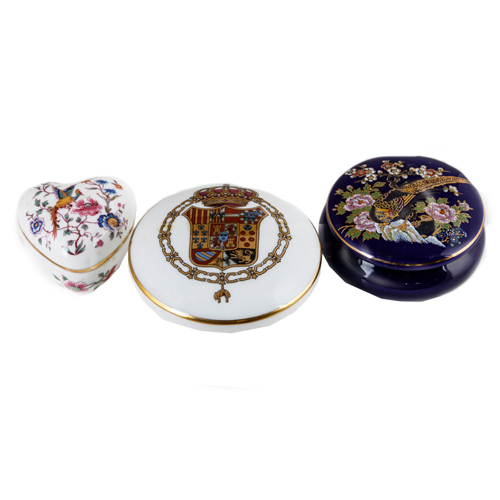 Sub.:8 - Lote: 3419 -  Lote de tres cajas de colecci�n en porcelana. Dos con decoraci�n floral y la mayor con her�ldica.
