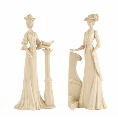 Sub.:8 - Lote: 3432 -  Pareja de figuras femeninas en cer�mica blanca, con firma Galo�s. Numeradas.