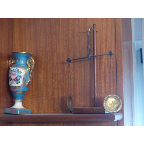 Sub.:8 - Lote: 3175 -  Balanza de cambista, con platillos punzonados.