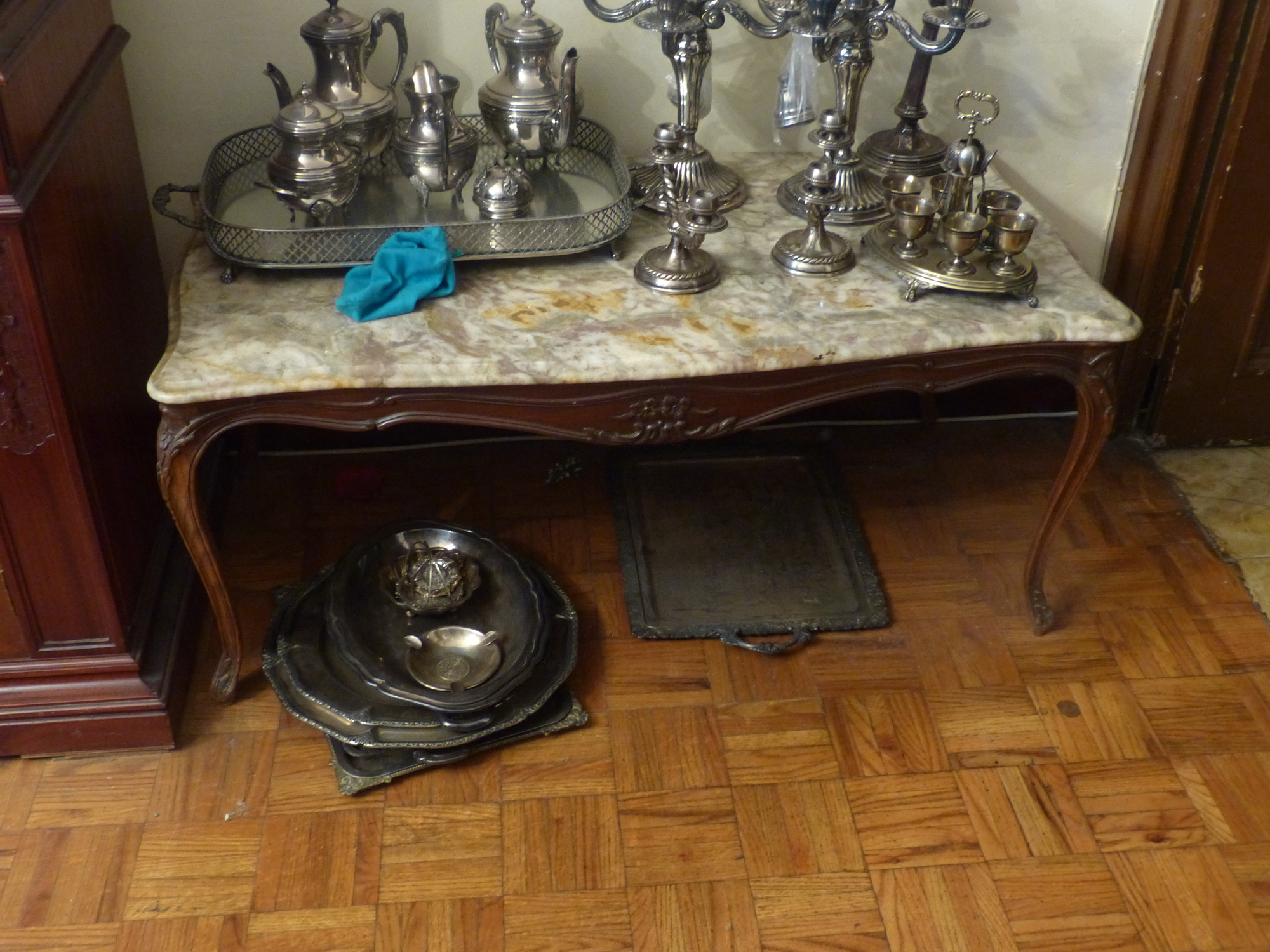 Sub.:8 - Lote: 3251 -  Pareja de bandejas rectangular una en alpaca y otra metal plateado.