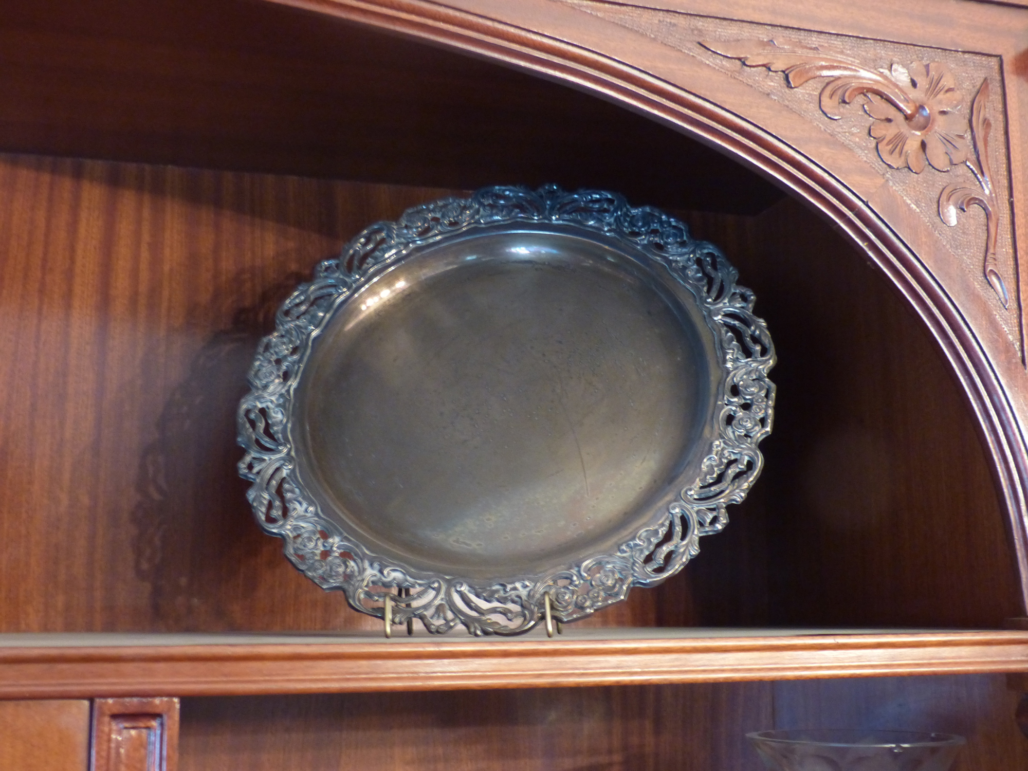 Sub.:8 - Lote: 3212 -  Bandeja de metal plateado. Con borde calado.