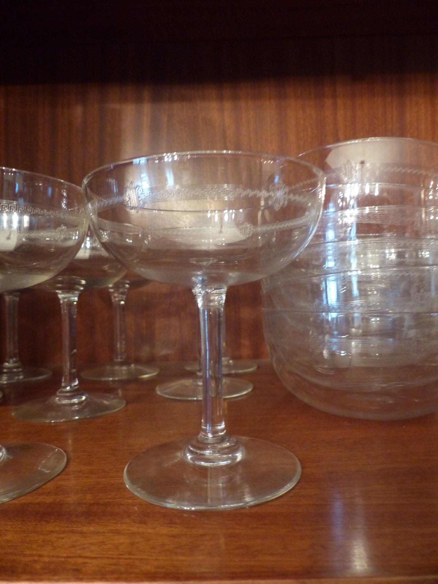 Sub.:8 - Lote: 3278 -  Seis cuencos en cristal grabado.