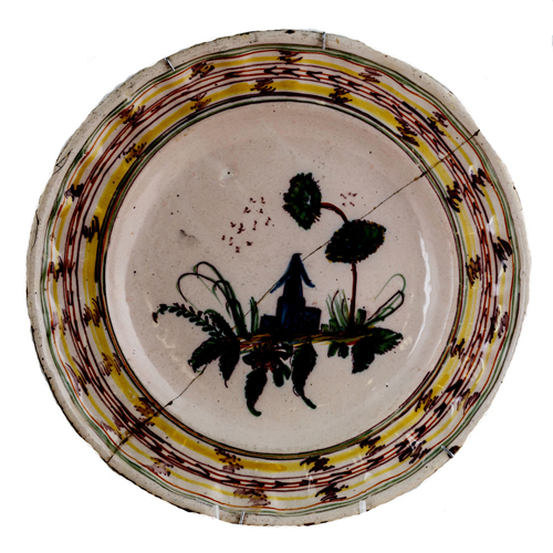 Sub.:8 - Lote: 3305 -  Plato en cer�mica con orla rayado, casita con �rbol, rajado.