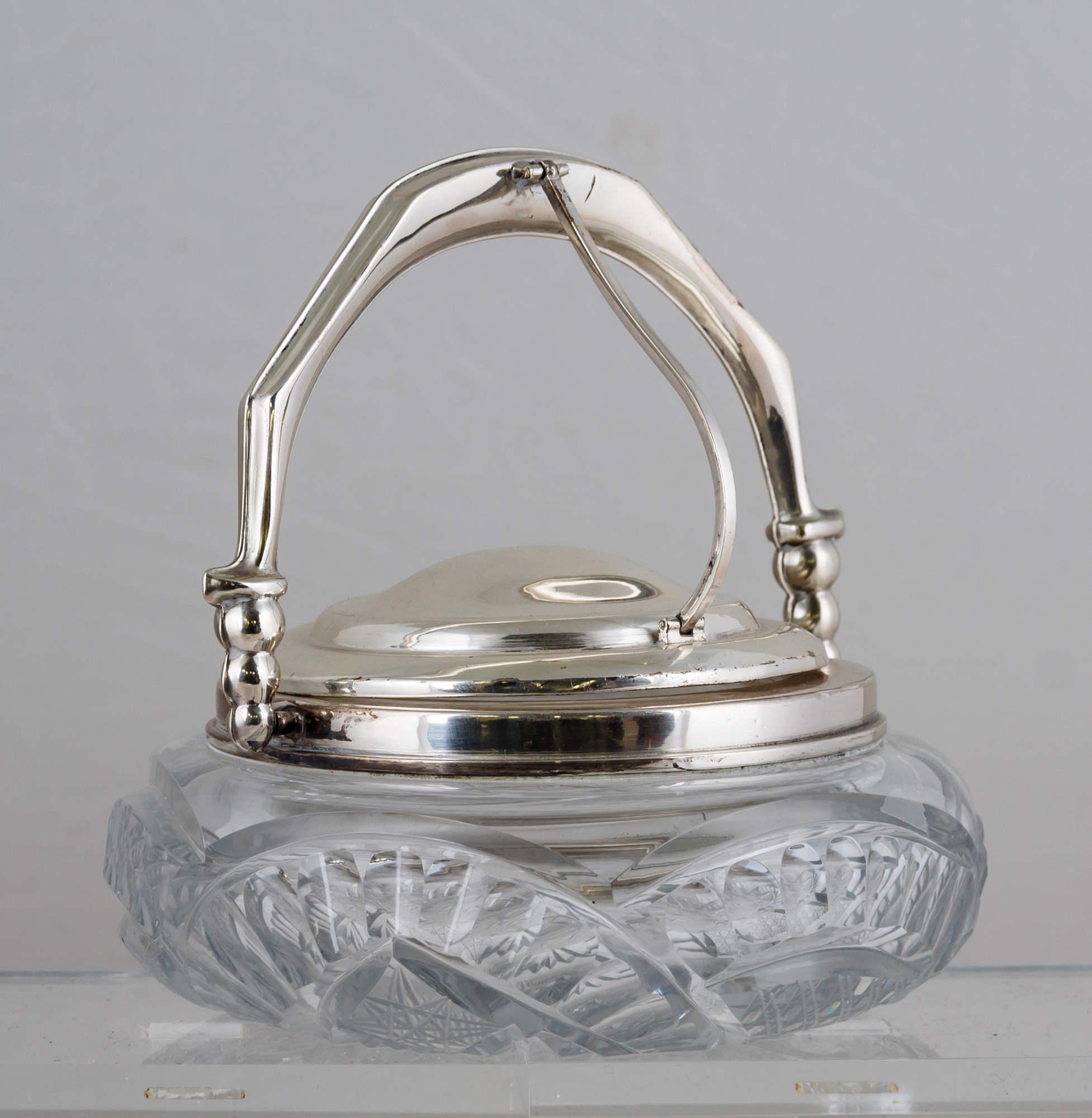 Sub.:8 - Lote: 3170 -  Compotera en cristal tallado con embocadura y asa en plata.