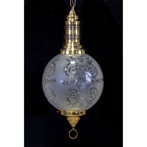 Sub.:8 - Lote: 1368 -  L�mpara de techo en lat�n y globo en cristal grabado con motivos vegetales.