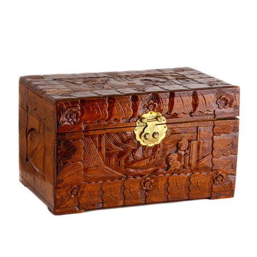 Sub.:8 - Lote: 3438 -  Caja en madera tallada de estilo oriental.