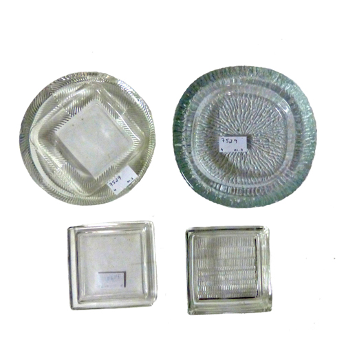 Sub.:8 - Lote: 3186 -  Lote formado por dos ceniceros y caja en vidrio incoloro.