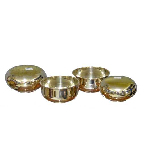 Sub.:8 - Lote: 3430 -  Lote de dos cuencos y dos cajas en metal plateado.