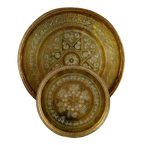 Sub.:8 - Lote: 3210 -  Lote de dos platos estilo mudejar en metal plateado.