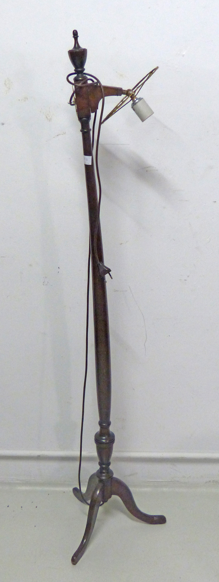 Sub.:8 - Lote: 3176 -  L�mpara de pie en madera patinada.