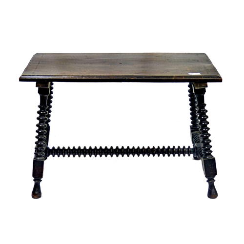 Sub.:8 - Lote: 3425 -  Mesita bufete en madera de nogal con decoraci�n de marqueter�a en la tapa. 