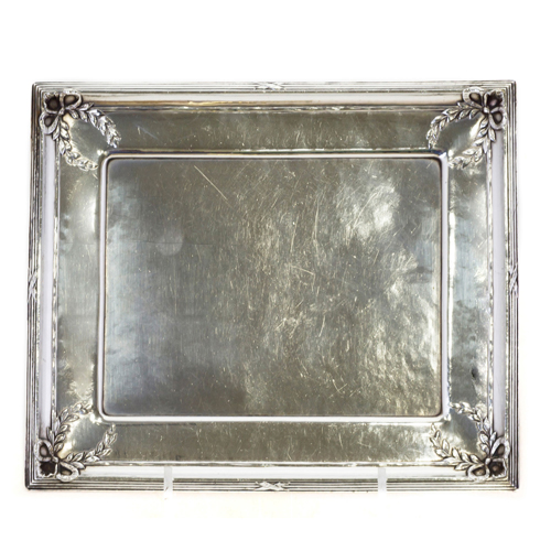 Sub.:8 - Lote: 1373 -  Bandeja tarjetero con lazadas en las esquinas en relieve.